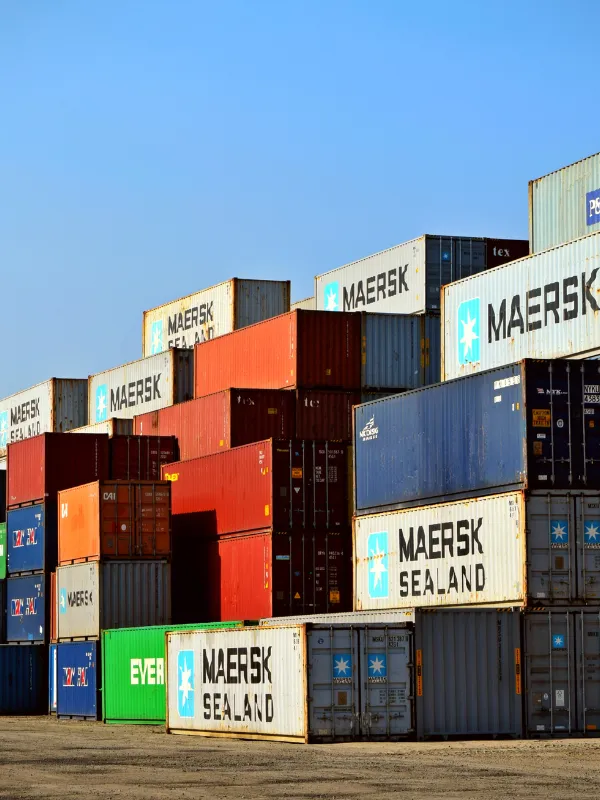 Containere stablet (Maersk-logo synligt)