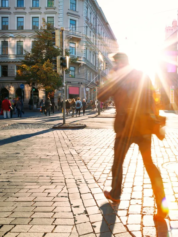 Bygade i modlys med cyklist